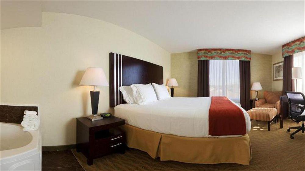Holiday Inn Express Hotel & Suites Hamburg By Ihg Exterior photo
