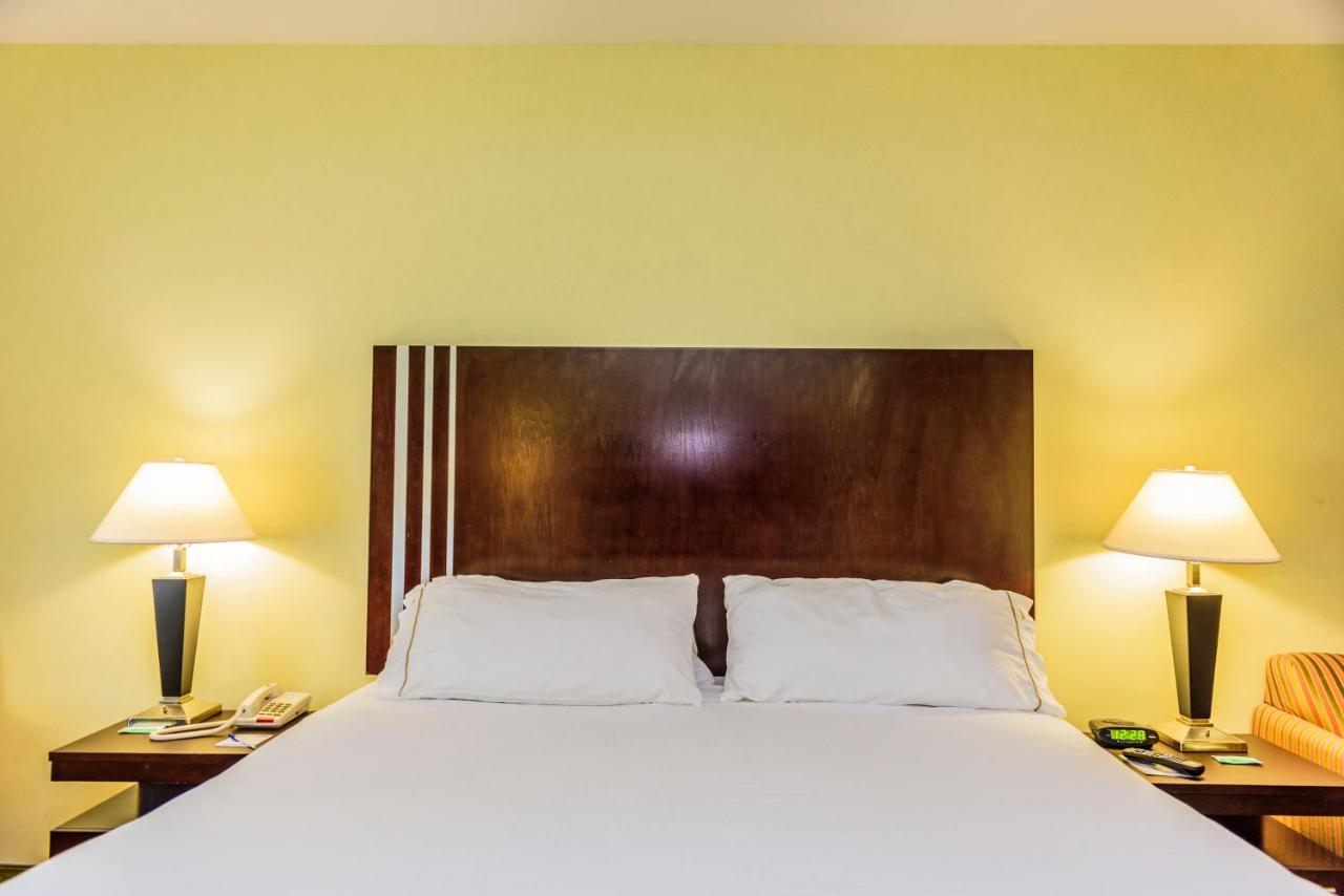 Holiday Inn Express Hotel & Suites Hamburg By Ihg Exterior photo